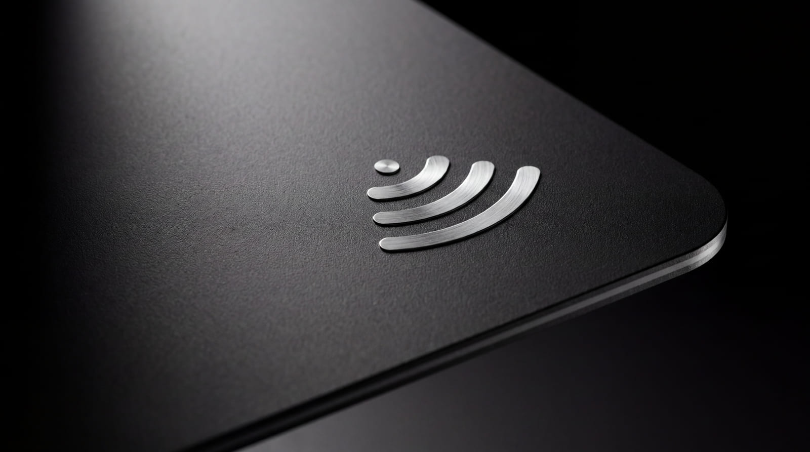 Original Vincivo campaign detail of the black card’s texture, edge and contactless symbol